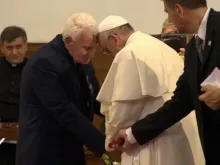  O Pe. Ernest Simoni e o Papa Francisco na Albânia (Captura tela CTV)