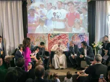 Papa Francisco conversando com algumas crianças no México.