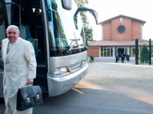 Papa chega à casa onde celebraram os exercícios em 2015 e