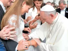 Papa abençoa uma mulher grávida.