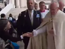 Papa Francisco saúda um grupo de enfermos 