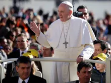 Papa saúda os fiéis durante a Audiência.