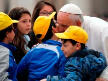 Papa saúda algumas crianças ao chegar à Audiência Geral.