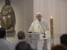 Papa pronuncia a homilia durante a Missa.