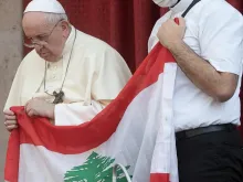 Imagem referencial. Papa Francisco com a bandeira do Líbano em 2020.