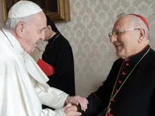 O Papa com o Cardeal Sako no Vaticano em 2020.