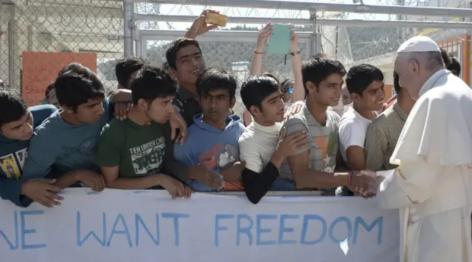 PapaFco_Lesbos_Refugiados_16abril2016_VaticanMedia_1.jpg ?? 