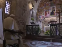 Papa Francisco reza na Porciúncula 