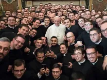 Imagem referencial. Papa Francisco com seminaristas em 2017.
