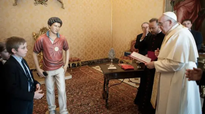 PapaFco_bendice_estatuaCarloAcutis_17032021_VaticanMedia.jpg ?? 