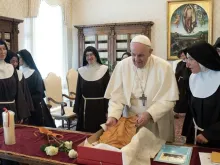Papa Francisco com monjas de clausura.