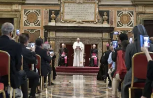 Papa Francisco na Sala Clementina do Vaticano.
