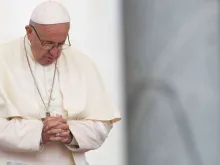 Papa Francisco em oração.