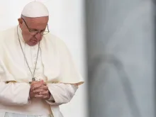 Imagem referencial. Papa Francisco em oração.