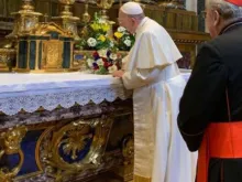 Papa Francisco reza diante da Virgem em Santa Maria Maior.
