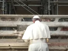 Papa faz uma oferta pelas vítimas do terremoto de Carpi no Duomo de Mirandola.