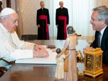 Papa Francisco e o presidente da Argentina, Alberto Fernández. Crédito: Vatican Media.
