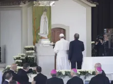 Papa Francisco reza diante da imagem de Nossa Senhora de Fátima 