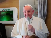 Coletiva de imprensa do Papa Francisco no voo de volta do Iraque a Roma. 