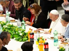 Papa Francisco no almoço com 1500 pobres no Vaticano.
