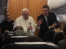 Papa Francisco no avião de regresso da Macedônia do Norte para Roma.
