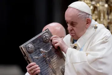 PapaFrancisco-Biblia-DanielIbanez-ACIPrensa-18012022.webp