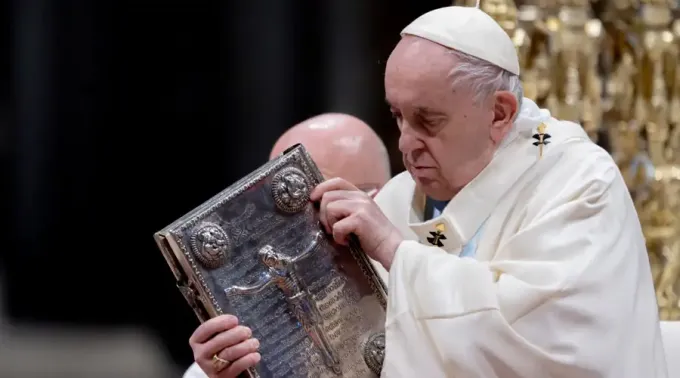PapaFrancisco-Biblia-DanielIbanez-ACIPrensa-18012022.webp ?? 