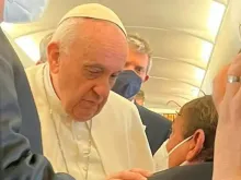 Papa Francisco na viagem a Malta no avião papal