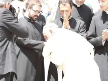 Papa Francisco beija as mãos de um padre recém-ordenado