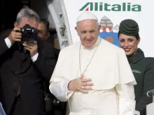 Papa Francisco embarcando no avião que o levou a Gênova em junho de 2018.