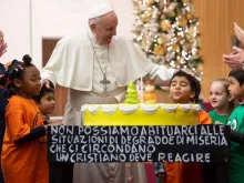 Papa Francisco com as crianças do Dispensário Santa Marta, celebrando o seu aniversário na Sala Paulo VI.