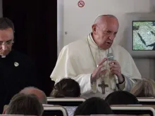 Papa Francisco no avião de retorno a Roma.