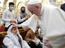 Papa Francisco com crianças em sua visita a Qaraqosh, Iraque. Crédito: Vatican Media