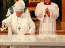 Papa Francisco unge o altar com o Santo Crisma