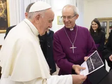 Papa Francisco e o arcebispo anglicano Justin Welby no Vaticano. Crédito: Vatican Media