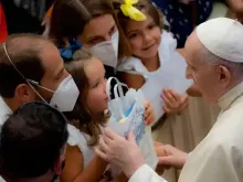 O papa Francisco cumprimenta uma família em uma audiência geral no Vaticano. Crédito: Daniel Ibáñez