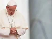 Papa Francisco rezando.