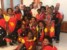 Papa Francisco e peregrinos de Papua Nova Guiné. Crédito: Vatican Media