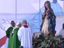 Papa Francisco reza diante da imagem de Santa Maria la Antigua no Campo São João Paulo II, no Panamá. Captura Youtube