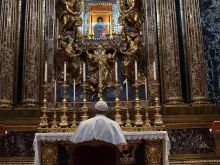 Papa Francisco reza em Santa Maria Maior antes de sua viagem a Chipre e Grécia