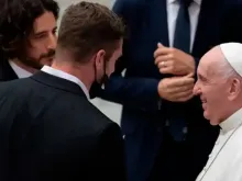 O ator Jonathan Roumie (esquerda) e o diretor Dallas Jenkins (centro) se encontram com o Papa Francisco. Crédito: Daniel Ibáñez (ACI)