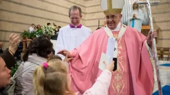 Papa Francisco com casula rosa