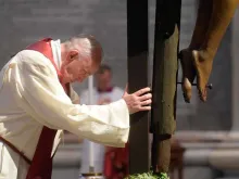 Papa Francisco durante a celebração da Paixão do Senhor.