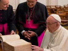 Papa Francisco revisa documentos antigos da Igreja