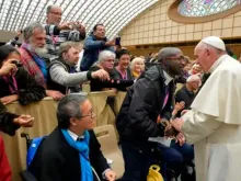 Um homem identificado pelo jornal francês La Croix como Emmanuel Abayisenga cumprimenta o papa Francisco em 2016. Crédito: Vatican Media