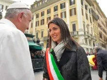 Papa Francisco com a prefeita de Roma, Virginia Raggi, em um encontro em 2018.