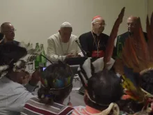 Papa Francisco e a delegação indígena que recebeu hoje no Vaticano. Crédito: Vatican Media