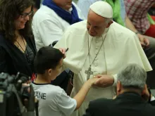 Papa Francisco abençoando uma criança doente.