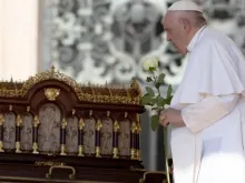 Papa Francisco durante a Audiência Geral (7), rezando diante das relíquias de santa Teresinha do Menino Jesus.