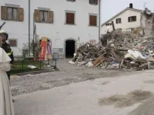 Papa Francisco visita área afetada por terremoto na Itália em 2016.